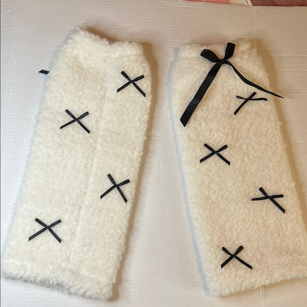 Cozy White Leg Warmers with Black Bows - Picture 8 of 8